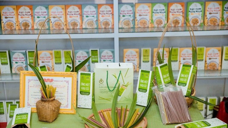 Ống hút ECOS làm từ rau củ. Ống hút ECOS làm từ rau củ.