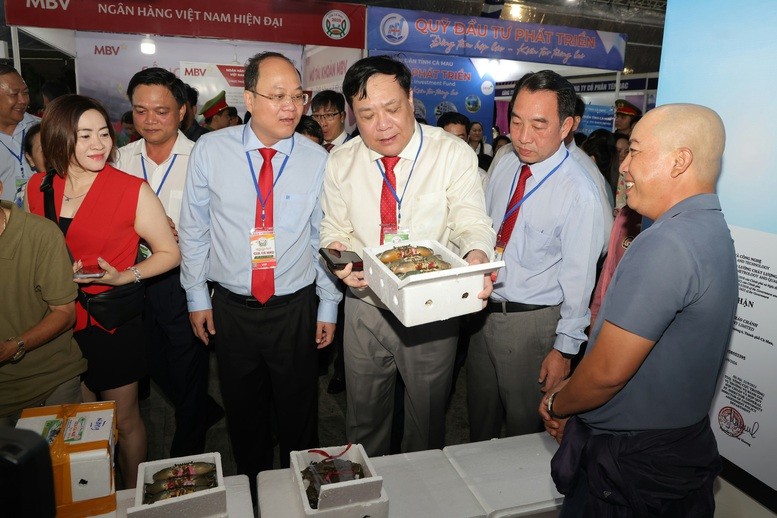 Đại biểu tham quan tại Ngày hội Cua Cà Mau 2025 - Ảnh: VGP