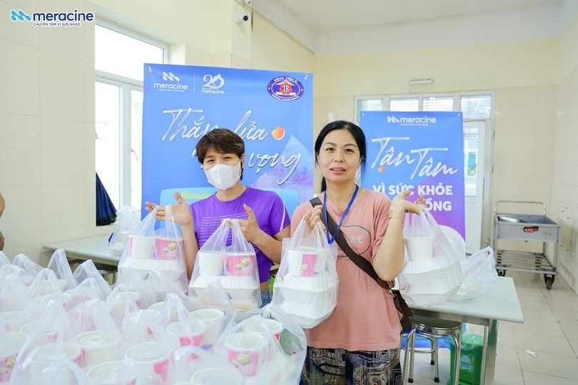 Hơn 2.000 suất cơm 0 đồng được trao tận tay đến với người bệnh. 