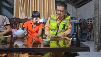 CSGT Thanh Hoá ngăn chặn người đàn ông nhảy cầu tự tử