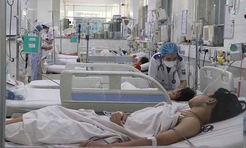 Bệnh nhân sốc sốt xuất huyết điều trị tại Khoa cấp cứu - Hồi sức tích cực chống độc trẻ em, Bệnh viện Bệnh Nhiệt đới TPHCM - Ảnh: Bộ Y tế