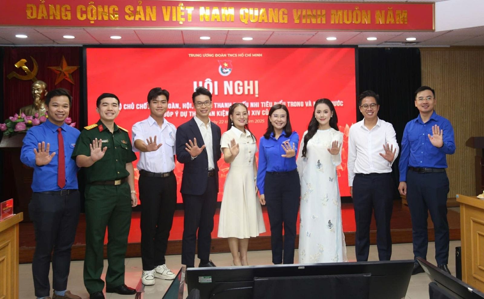 Bí thư Trung ương Đoàn Nguyễn Phạm Duy Trang (áo xanh), Chủ tịch Hội đồng Đội Trung ương chụp ảnh kỷ niệm cùng các thanh niên tiêu biểu góp ý dự thảo văn kiện Đại hội XIV của Đảng. Ảnh: Lâm Đăng Hải Bí thư Trung ương Đoàn Nguyễn Phạm Duy Trang (áo xanh), Chủ tịch Hội đồng Đội Trung ương chụp ảnh kỷ niệm cùng các thanh niên tiêu biểu góp ý dự thảo văn kiện Đại hội XIV của Đảng. Ảnh: Lâm Đăng Hải