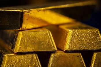 Giá vàng bật tăng mạnh, nhà đầu tư tìm nơi trú ẩn an toàn