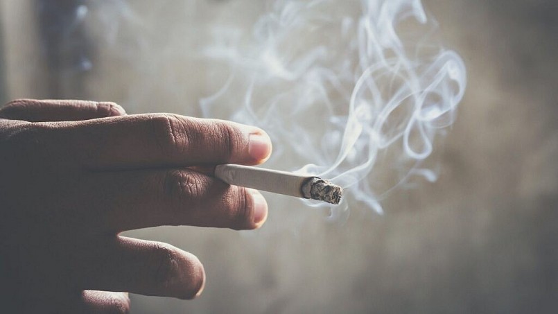 Tại nơi có khu vực hút thuốc riêng: Nồng độ PM2.5 tăng lên khoảng 39–41.76 µg/m³, cao hơn đáng kể so với khu vực cấm hút thuốc.