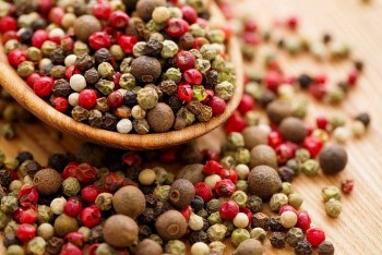 Giá hồ tiêu ngày 21/11: thị trường đi ngang, chờ tín hiệu từ vùng lũ