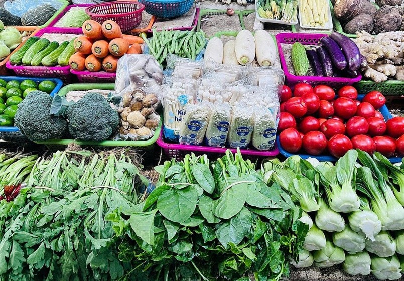 Rau xanh tăng giá phi mã: Người nội trợ đau đầu, tiểu thương chật vật