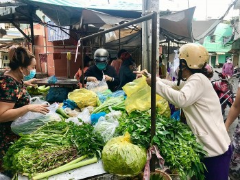 Rau xanh tăng giá phi mã: Người nội trợ đau đầu, tiểu thương chật vật