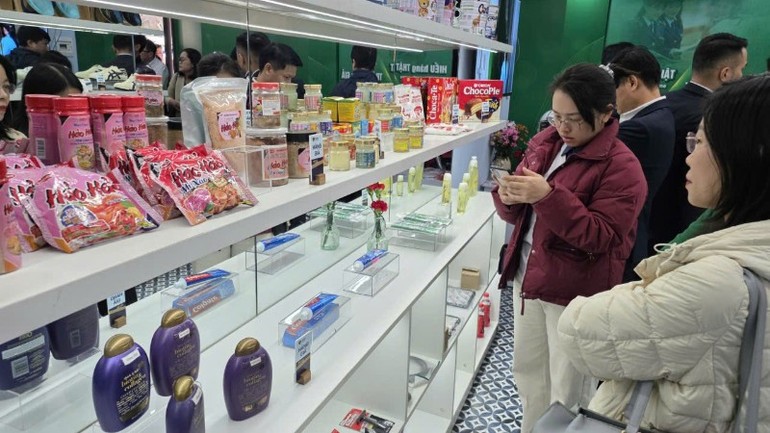 Có hơn 500 sản phẩm hàng hóa được trưng bày giúp khách tham quan dễ dàng phân biệt hàng thật-giả. Có hơn 500 sản phẩm hàng hóa được trưng bày giúp khách tham quan dễ dàng phân biệt hàng thật-giả.