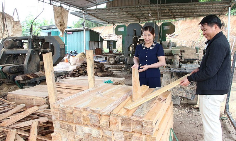 Cán bộ xã Sơn Động thăm mô hình kinh tế của gia đình bà Hoàng Thị Lâm.