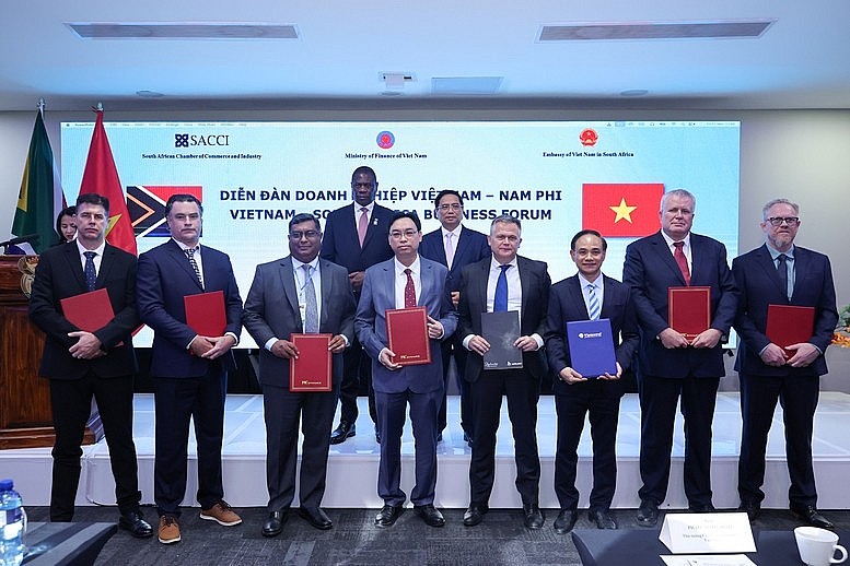 Thủ tướng Phạm Minh Chính và Phó Tổng thống Nam Phi Paul Shipokosa Mashatile chứng kiến trao biên bản hợp tác giữa các doanh nghiệp hai nước - Ảnh: VGP/Nhật Bắc