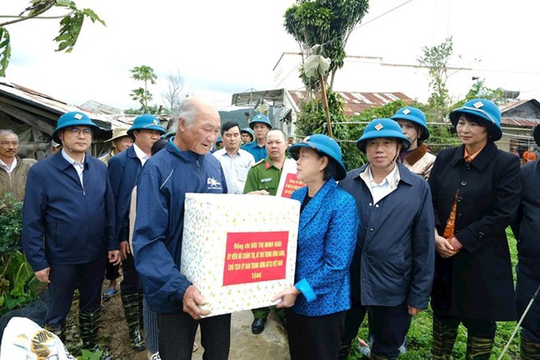 Chủ tịch Ủy ban Trung ương MTTQ Việt Nam Bùi Thị Minh Hoài tặng quà, động viên người dân vùng lũ xã Ka Đô, tỉnh Lâm Đồng - Ảnh: MTTQ Việt Nam