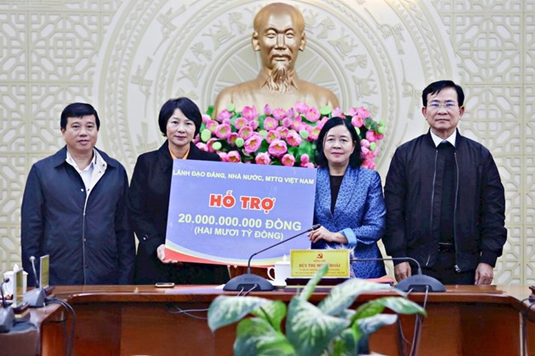 Bà Bùi Thị Minh Hoài, Ủy viên Bộ Chính trị, Bí thư Trung ương Đảng, Chủ tịch Ủy ban Trung ương MTTQ Việt Nam trao 20 tỷ đồng hỗ trợ tỉnh Lâm Đồng khắc phục hậu quả do mưa lũ gây ra - Ảnh: MTTQ Việt Nam