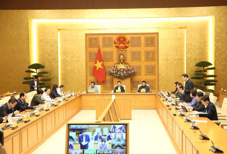 Các Phó Thủ tướng Chính phủ, lãnh đạo các bộ ngành, địa phương, cơ quan, Ban Chỉ đạo Phòng thủ dân sự Quốc gia tham dự cuộc họp tại điểm cầu trụ sở Chính phủ - Ảnh: VGP/Nguyễn Hoàng