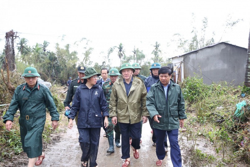 Phó Thủ tướng Thường trực Chính phủ Nguyễn Hòa Bình thị sát và thăm hỏi, tặng quà người dân bị ảnh hưởng bởi mưa lũ tại xã Tuy An Tây - Ảnh: VGP/Nguyễn Hoàng