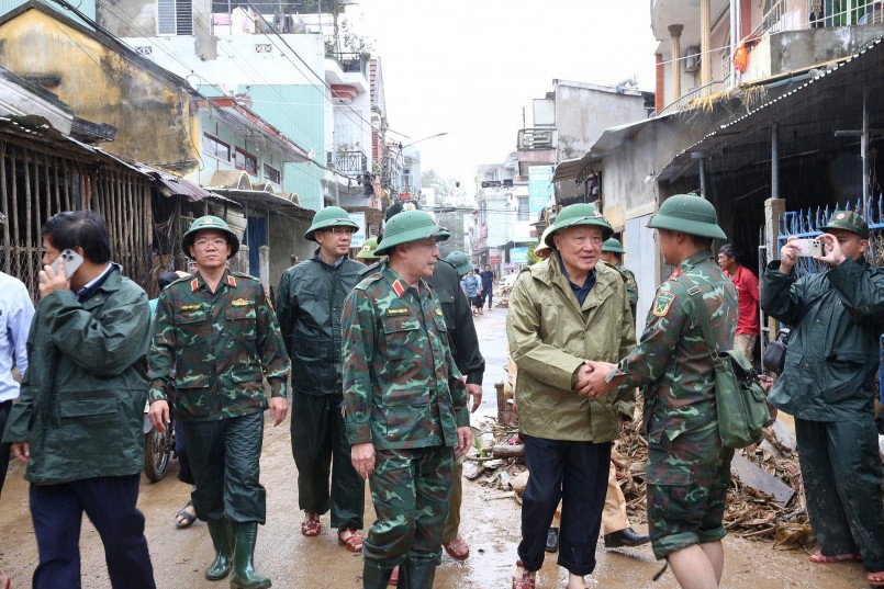 Phó Thủ tướng thăm hỏi, động viên cán bộ, chiến sĩ quân đội đang giúp dân khắc phục hậu quả mưa lũ tại xã Đồng Xuân - Ảnh: VGP/Nguyễn Hoàng