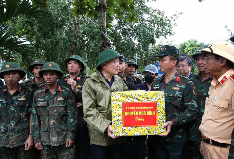 Phó Thủ tướng tặng quà cán bộ, chiến sĩ quân đội đang giúp dân khắc phục hậu quả mưa lũ tại xã Đồng Xuân - Ảnh: VGP/Nguyễn Hoàng