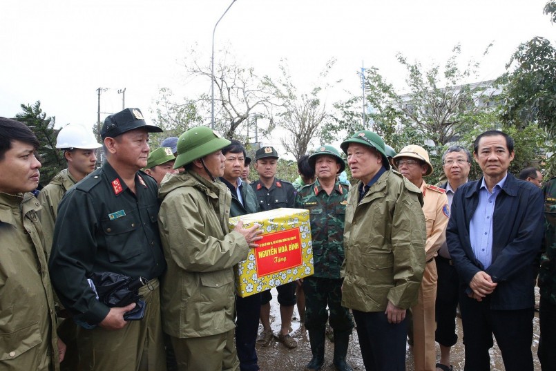 Phó Thủ tướng thăm hỏi, động viên và tặng qua cán bộ, chiến sĩ công an đang giúp dân khắc phục hậu quả mưa lũ tại xã Đồng Xuân - Ảnh: VGP/Nguyễn Hoàng