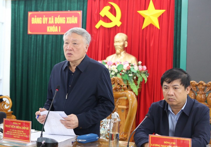 Phó Thủ tướng Thường trực Chính phủ Nguyễn Hòa Bình yêu cầu địa phương tiếp tục nghiêm túc triển khai đồng bộ, hiệu quả Chỉ thị của Bộ Chính trị, các Công điện của Thủ tướng Chính phủ, các chỉ đạo của Chính phủ về công tác phòng, chống thiên tai, bão lũ - Ảnh: VGP/Nguyễn Hoàng