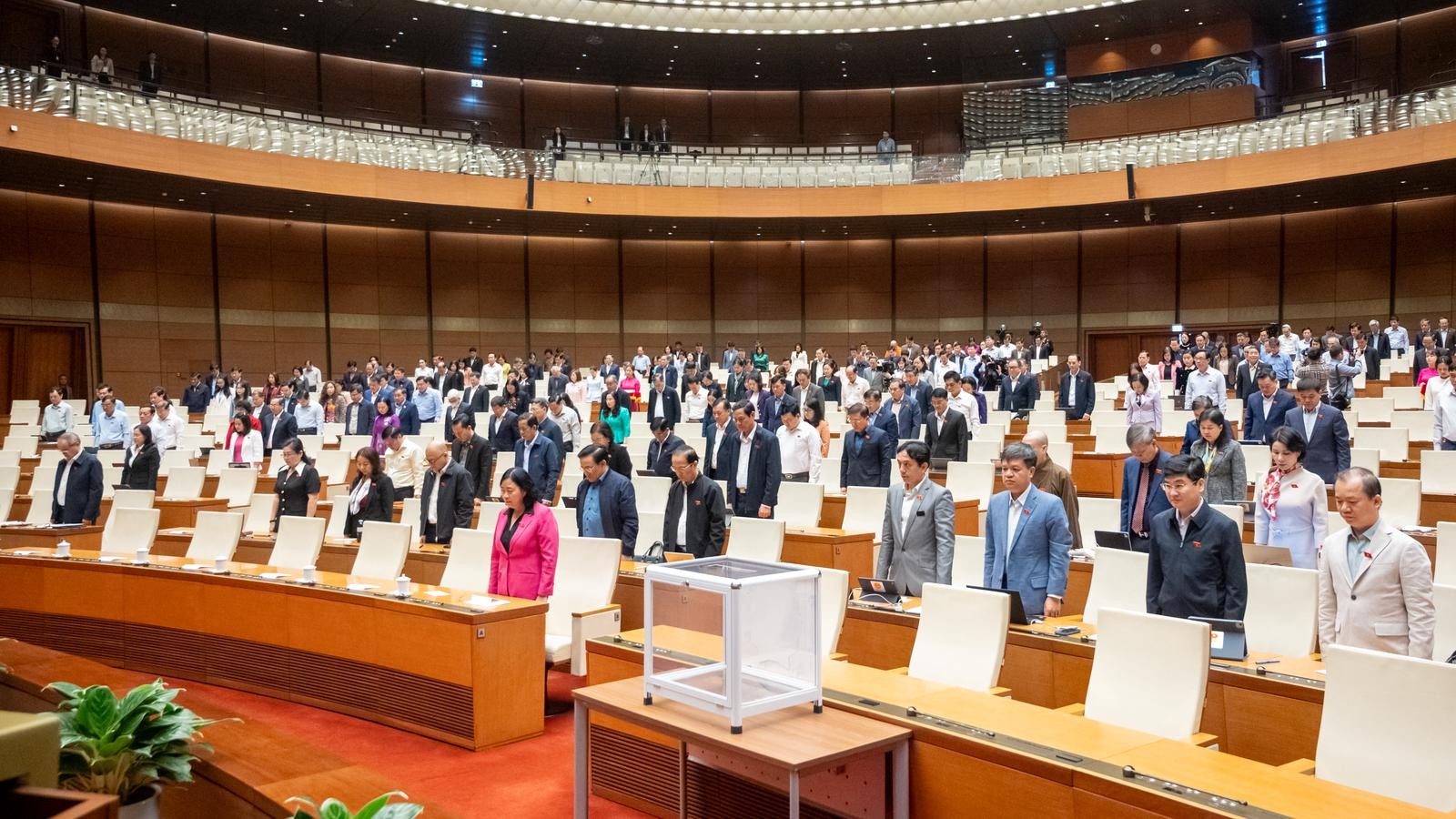 Quốc hội dành một phút tưởng niệm những người tử vong do thiên tai. Ảnh: P.Thắng