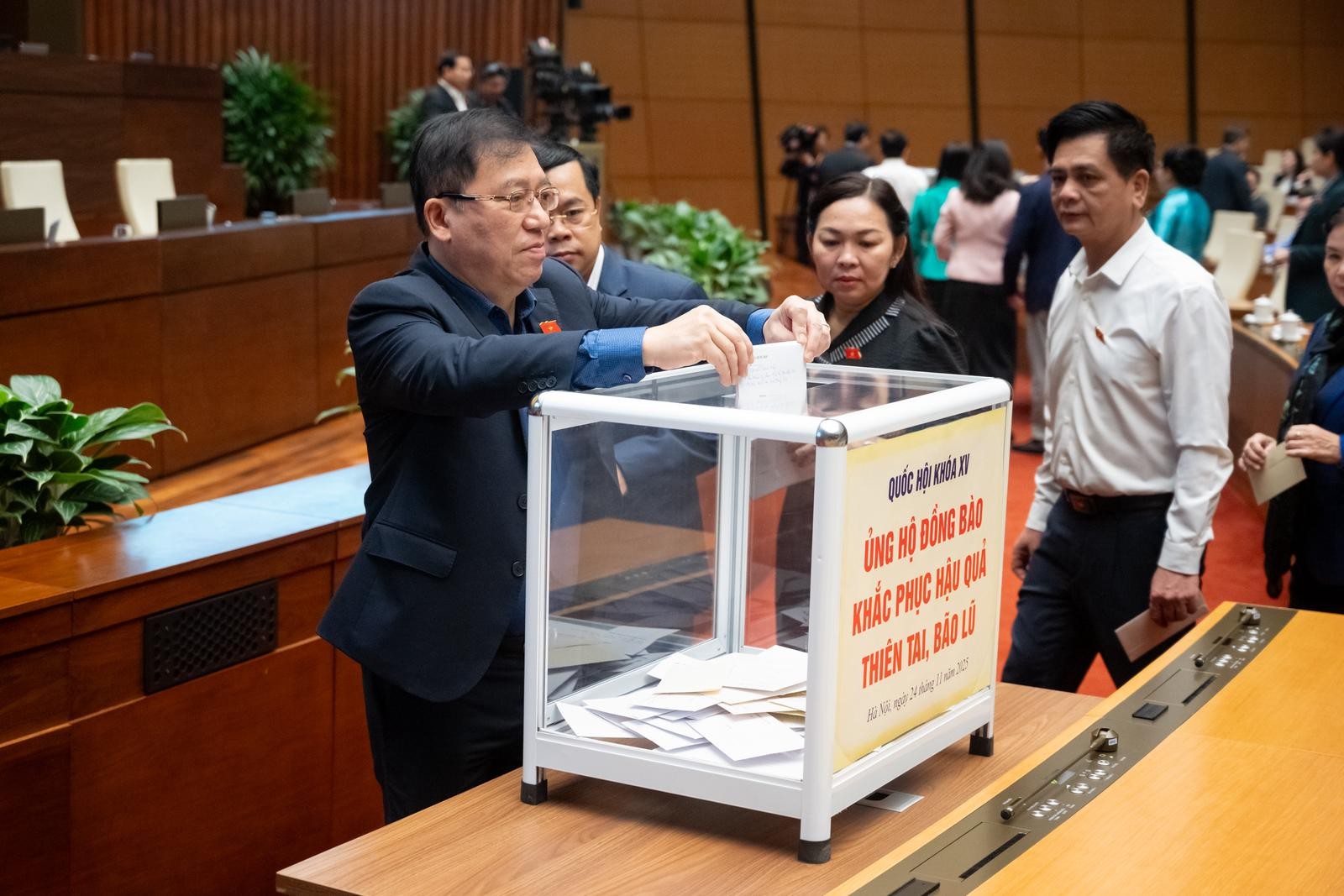 Đại biểu Quốc hội ủng hộ đồng bào khắc phục hậu quả bão, lũ, thiên tai