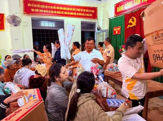 Nhân sự của Hoa Sen Home và Nhựa Hoa Sen cùng CSGT địa phương tại Gia Lai, đã trực tiếp chuyển từng phần quà đến tay người dân tại các khu vực tâm lũ