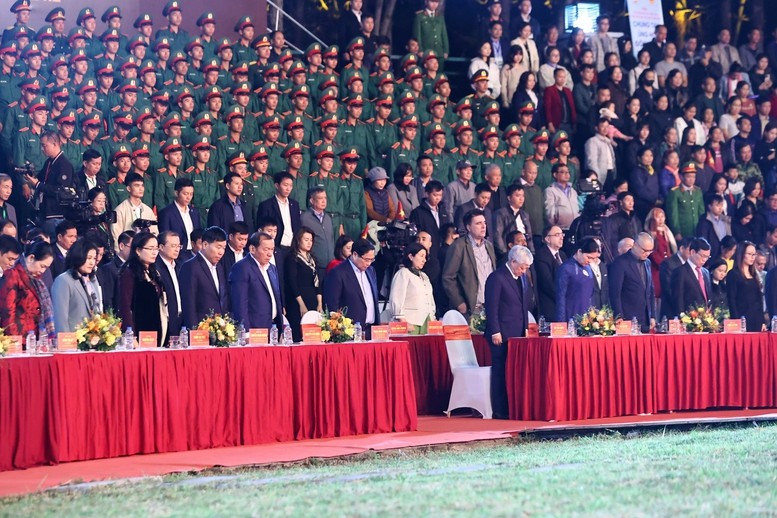 Thủ tướng Phạm Minh Chính và các đại biểu dành một phút mặc niệm các nạn nhân bị thiệt mạng trong mưa lũ tại miền Trung- Tây Nguyên - Ảnh: VGP