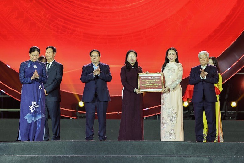 Các tập thể, doanh nghiệp trao tiền quyên góp ủng hộ đồng bào Miền Trung - Tây Nguyên bị thiệt hại do mưa lũ gây ra với tổng số tiền 540 tỷ đồng - Ảnh: VGP