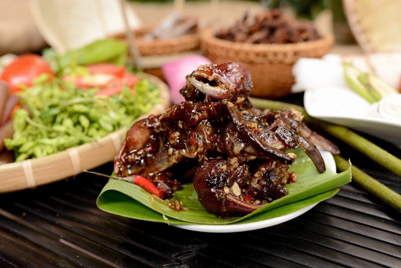 Về miền Tây thưởng thức loài vật giống cua đồng: Làm mắm đậm đà, ăn một lần là ghiền