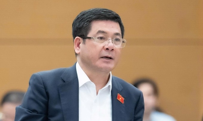 Bộ trưởng Công Thương Nguyễn Hồng Diên trình bày dự thảo nghị quyết tại phiên họp tối 24/11. (Ảnh: Media Quốc hội)