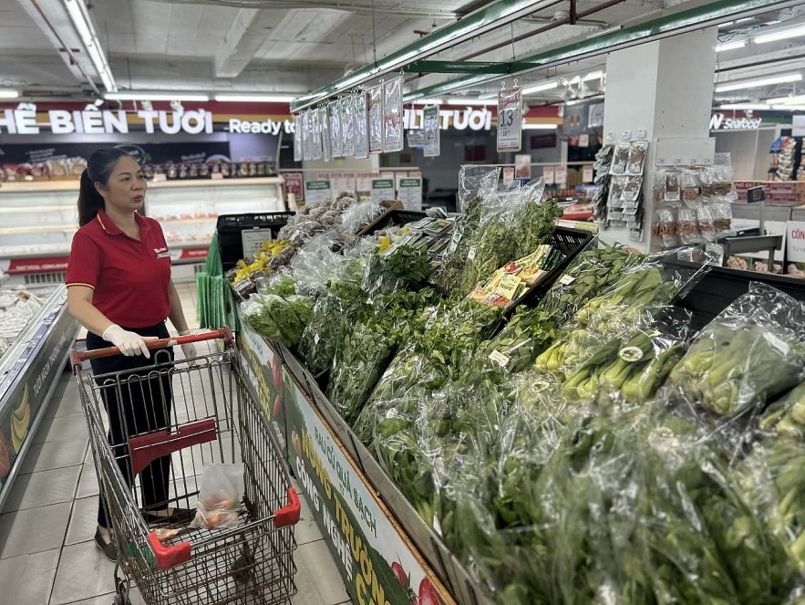 Bảo đảm nguồn cung hàng hóa thiết yếu tại các vùng đang bị cô lập do mưa lũ. Ảnh: Hải Anh