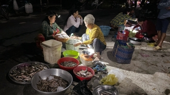 Độc đáo phiên "chợ ma" Tha La trong mùa nước nổi ở An Giang