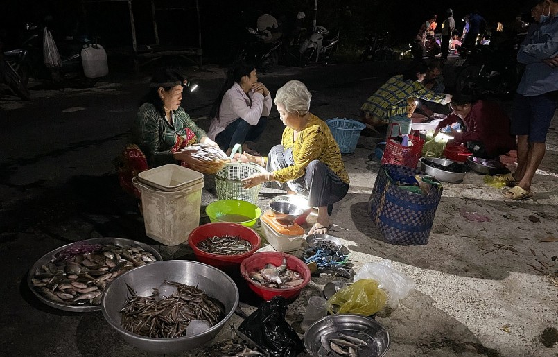 Độc đáo phiên chợ ma Tha La trong mùa nước nổi ở An Giang Độc đáo phiên chợ ma Tha La trong mùa nước nổi ở An Giang