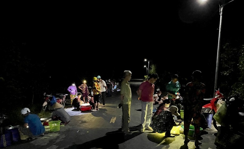 Độc đáo phiên chợ ma Tha La trong mùa nước nổi ở An Giang Độc đáo phiên chợ ma Tha La trong mùa nước nổi ở An Giang