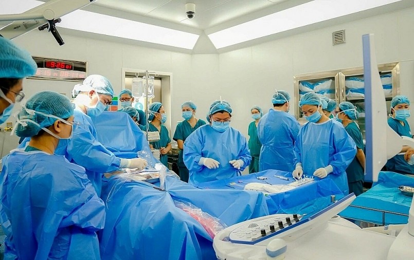 Bác sĩ Bệnh viện Từ Dũ và Nhi đồng 1 can thiệp tim bào thai cho thai phụ Singapore hôm 28/5. Ảnh: Bệnh viện cung cấp