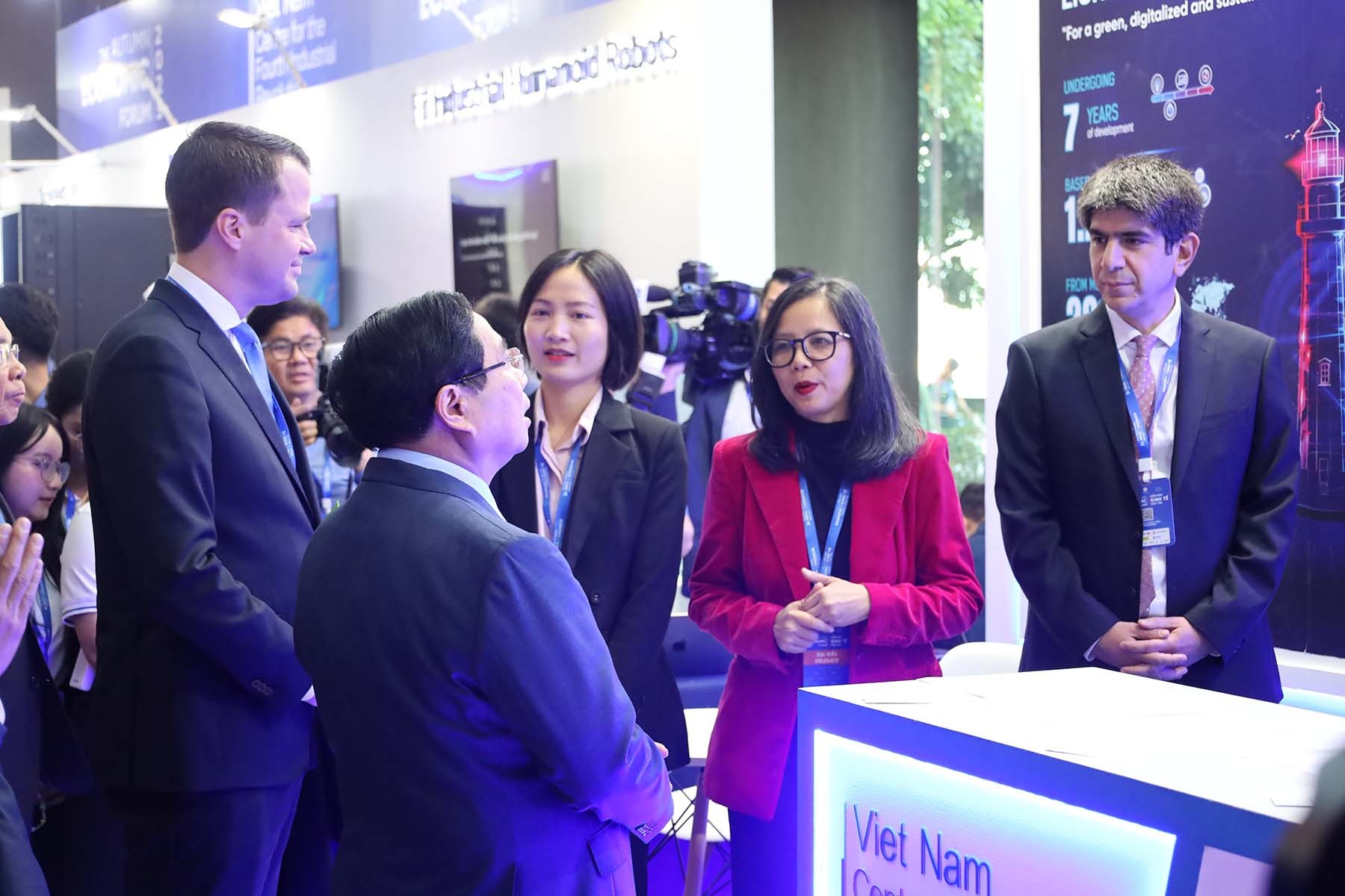 Thủ tướng Chính phủ Phạm Minh trao đổi với các doanh nghiệp bên lề Diễn đàn. Thủ tướng Chính phủ Phạm Minh trao đổi với các doanh nghiệp bên lề Diễn đàn.