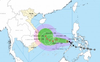 Bão số 15 tiến vào Biển Đông: Đường đi dị thường, liên tục đổi hướng và tăng cấp