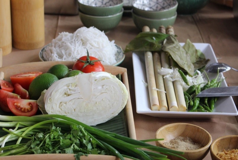 Đọt mây, lá nhíp là một trong những nguyên liệu đặc biệt của món ăn. Đọt mây, lá nhíp là một trong những nguyên liệu đặc biệt của món ăn.