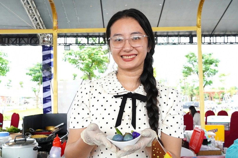 Đầu bếp Nguyễn Ái Linh người sáng tạo ra món chè cua độc đáo, khiến nhiều du khách thích thú  ẢNH: G.B