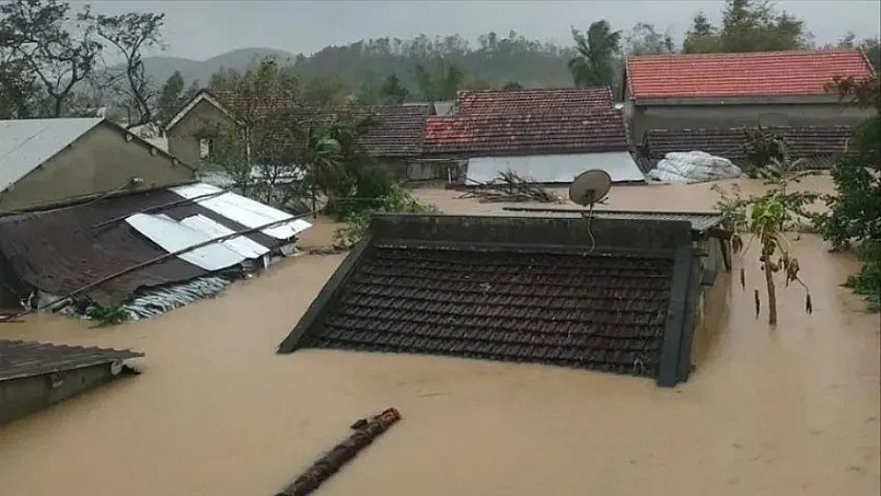 Hàng trăm nghìn ngôi nhà của người dân ngập sâu trong lũ, đã có 108 người chết và mất tích trong đợt mưa lũ vừa qua ở miền Trung. Ảnh: PLO