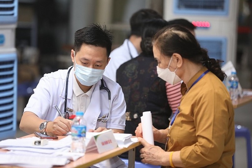 Người cao tuổi và người có bệnh nền là nhóm đối tượng nguy cơ cao, cần được theo dõi sát sao trước các tác nhân gây bệnh mới nổi. Người cao tuổi và người có bệnh nền là nhóm đối tượng nguy cơ cao, cần được theo dõi sát sao trước các tác nhân gây bệnh mới nổi.