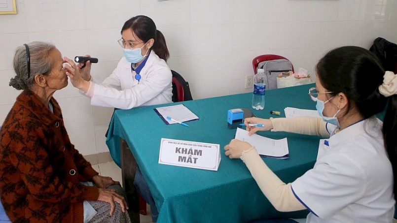 Bộ Y tế yêu cầu các đơn vị tập trung hỗ trợ, đảm bảo quyền lợi của người tham gia BHYT bị ảnh hưởng do mưa bão, lũ lụt.