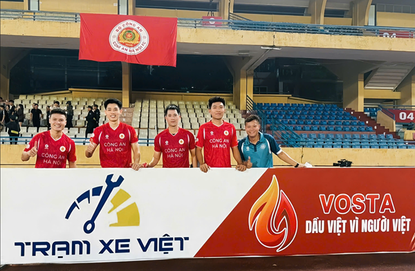 Nguyễn Quang Hải và các cầu thủ bóng đá CLB CAHN chụp ảnh tại biển hiệu Trạm Xe Việt