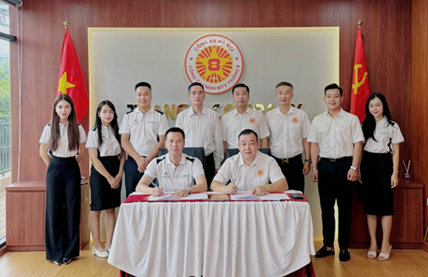 Ban lãnh đạo công ty Quốc Khang, Trạm Xe Việt và Tháng 8 trong buổi ký kết