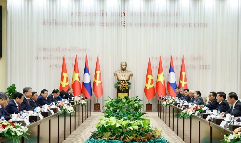 Tổng Bí thư Tô Lâm và Tổng Bí thư, Chủ tịch nước Lào Thongloun Sisoulith đồng chủ trì Cuộc gặp cấp cao giữa Đảng Cộng sản Việt Nam và Đảng Nhân dân Cách mạng Lào. Ảnh: TTXVN