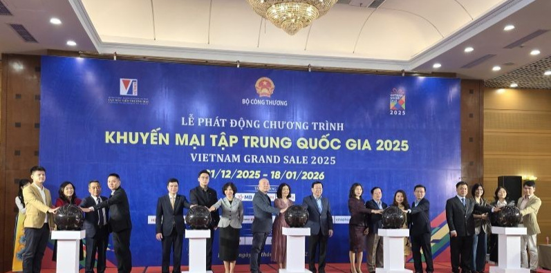Các đại biểu thực hiện nghi thức phát động Chương trình “Khuyến mại tập trung quốc gia 2025 - Vietnam Grand Sale 2025”. (Ảnh: KIM DUNG)