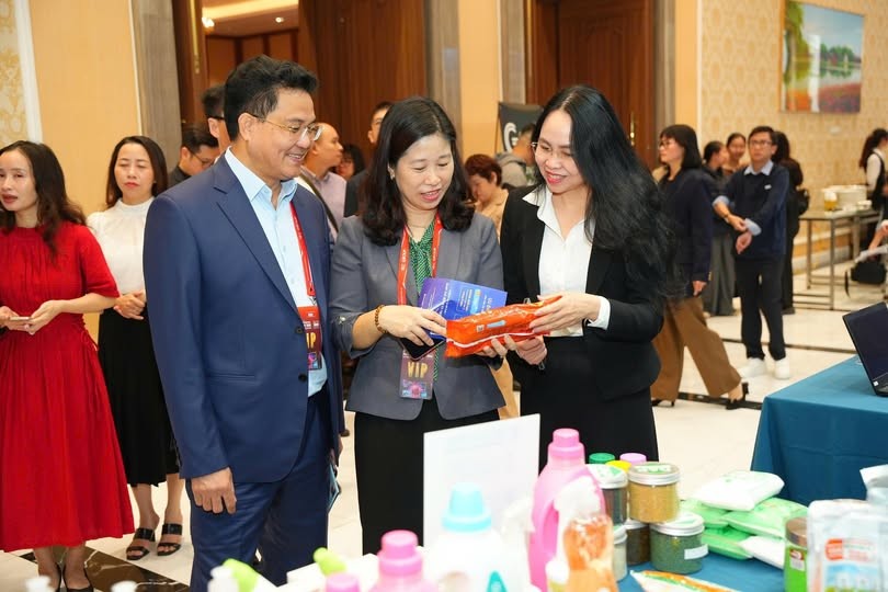 Thứ trưởng Công thương Nguyễn Sinh Nhật Tân cùng lãnh đạo các đơn vị Bộ Công thương tham quan các gian hàng của các đơn vị cung cấp giải pháp công nghệ số bên lề diễn đàn. Thứ trưởng Công thương Nguyễn Sinh Nhật Tân cùng lãnh đạo các đơn vị Bộ Công thương tham quan các gian hàng của các đơn vị cung cấp giải pháp công nghệ số bên lề diễn đàn.