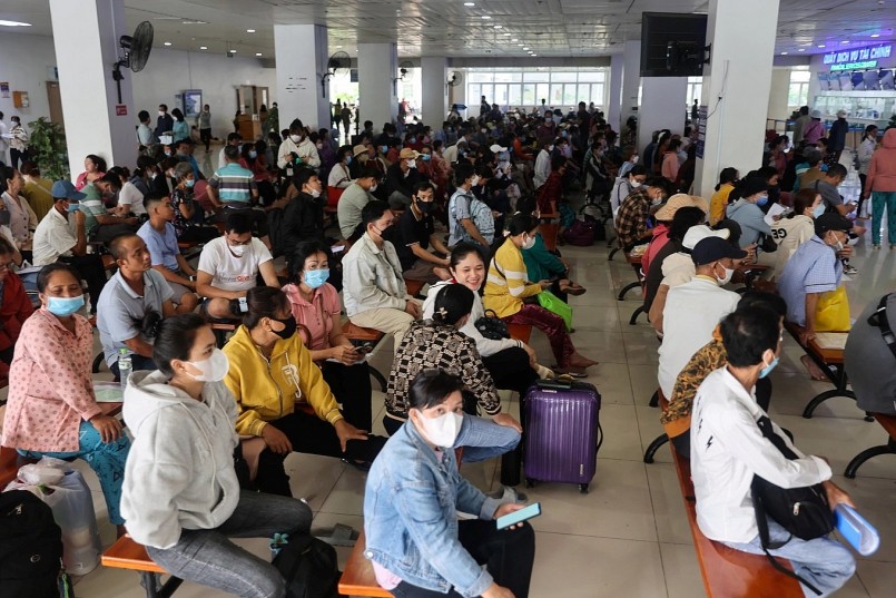 Bệnh nhân chờ khám tại Bệnh viện Ung Bướu TP HCM cơ sở 2, TP Thủ Đức, ngày 10/6. Nhiều người mang theo vali, lỉnh kỉnh túi xách đựng quần áo. Ảnh: Quỳnh Trần