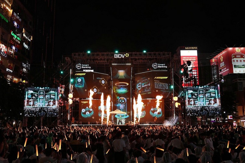 Sân khấu BIDV Music Festival với màn LED nổi bật giữa phố đi bộ Nguyễn Huệ. Sân khấu BIDV Music Festival với màn LED nổi bật giữa phố đi bộ Nguyễn Huệ.