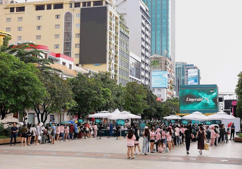 Khách hàng trải nghiệm không gian số BIDV SmartBanking phiên bản X. Khách hàng trải nghiệm không gian số BIDV SmartBanking phiên bản X.