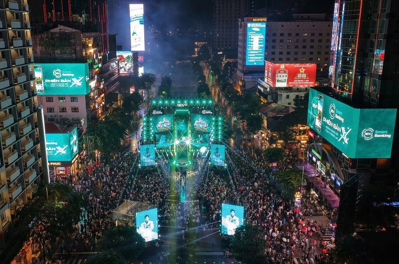 Hàng chục ngàn khán giả chìm đắm trong không gian âm nhạc - công nghệ BIDV Music Festival. Hàng chục ngàn khán giả chìm đắm trong không gian âm nhạc - công nghệ BIDV Music Festival.